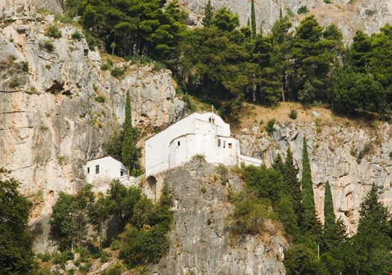 Chiesa di Santa Maria del Bando La chiesa nella roccia di Atrani Shutterstock.com 